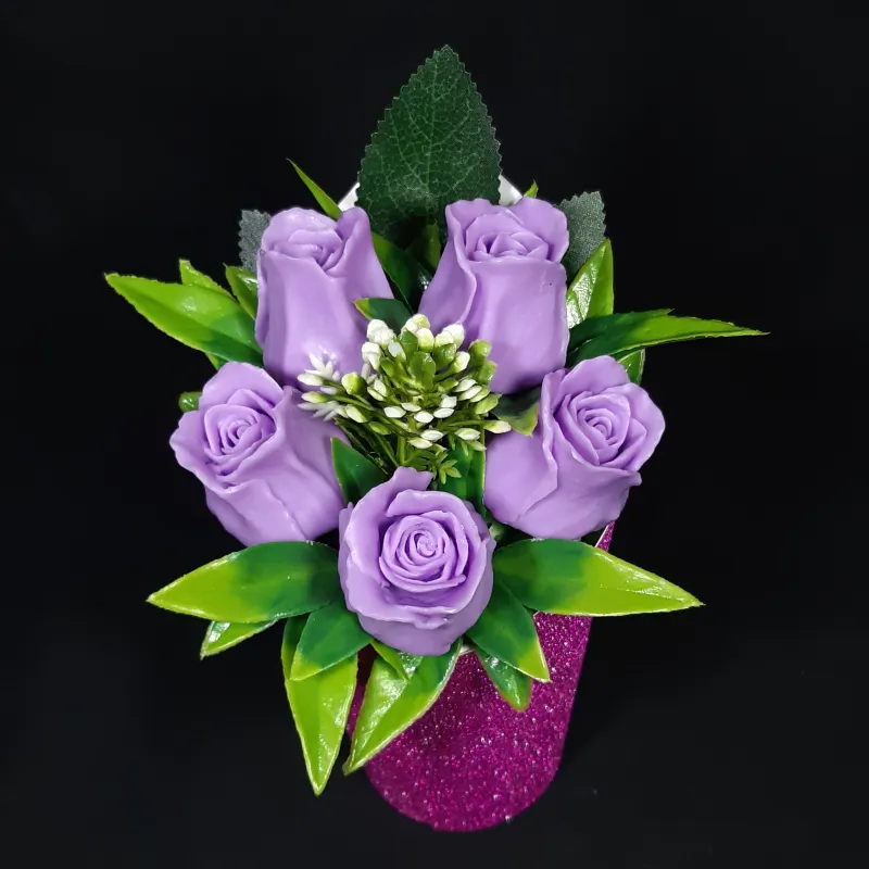 Pet ljubičastih ruža u kartonskoj saksiji