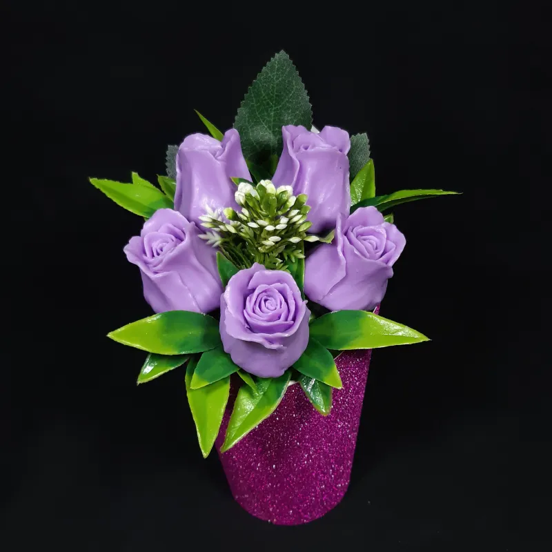 Pet ljubičastih ruža u kartonskoj saksiji