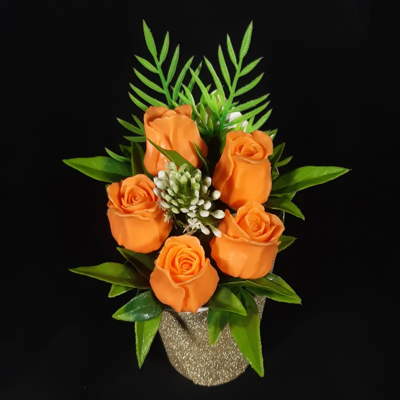 Pet narandžastih ruža u kartonskoj saksiji