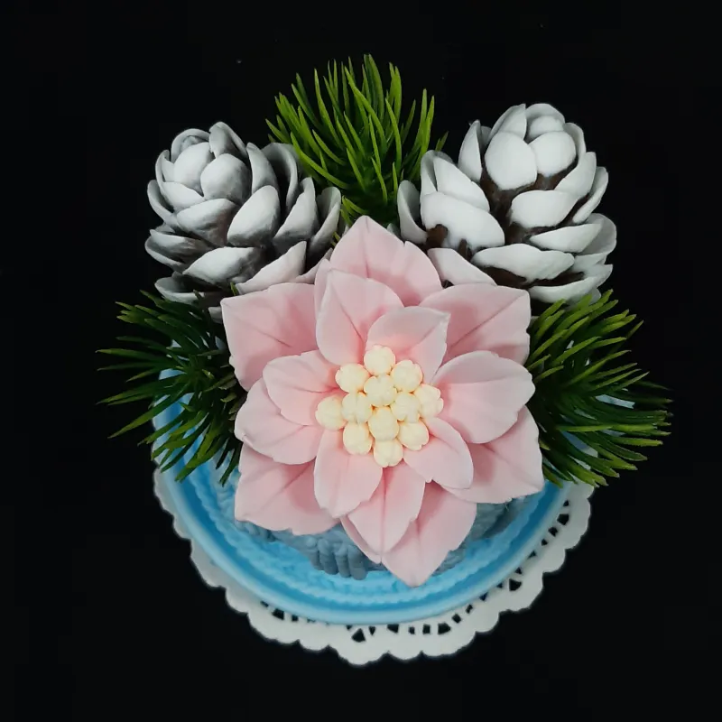 Plava šolja sa božičnom zvezdom i šišarkama