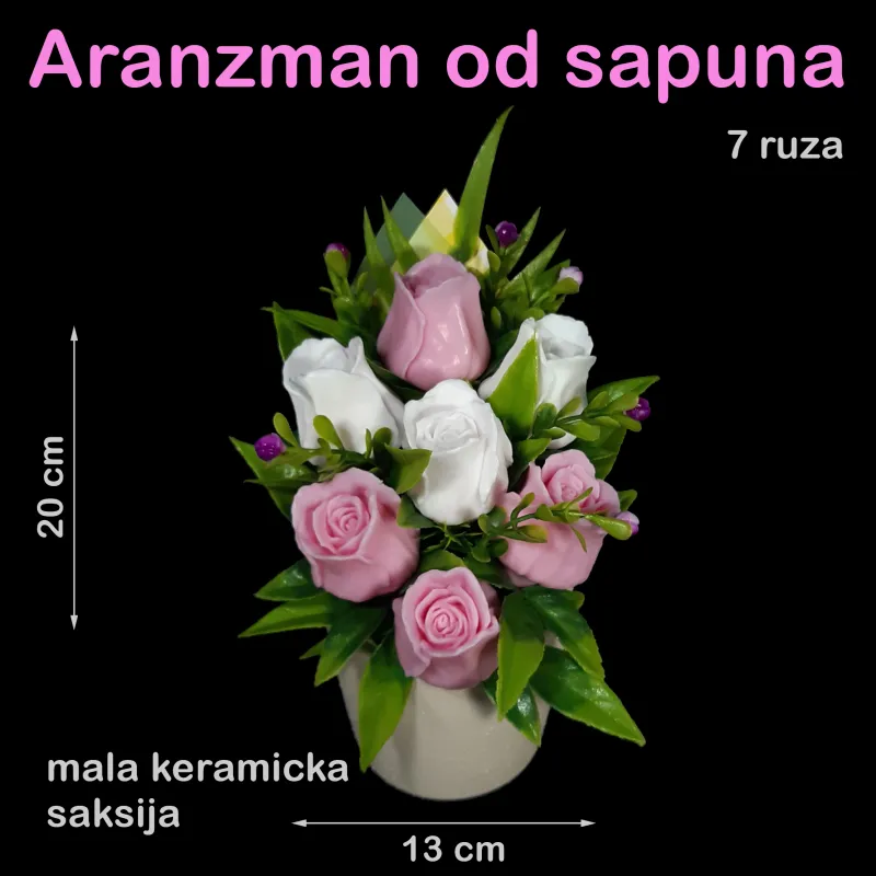 Ružičaste i bele ruže u maloj keramičkoj sakciji