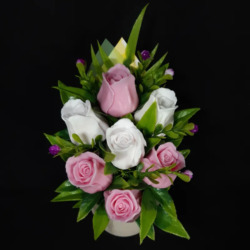 Ružičaste i bele ruže u maloj keramičkoj sakciji