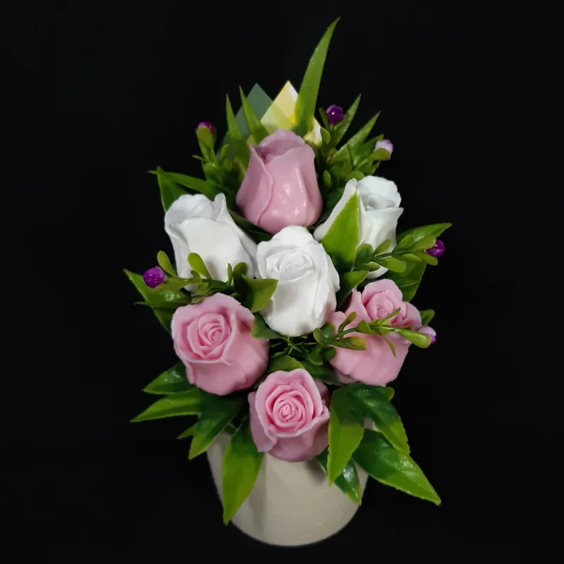 Ružičaste i bele ruže u maloj keramičkoj sakciji