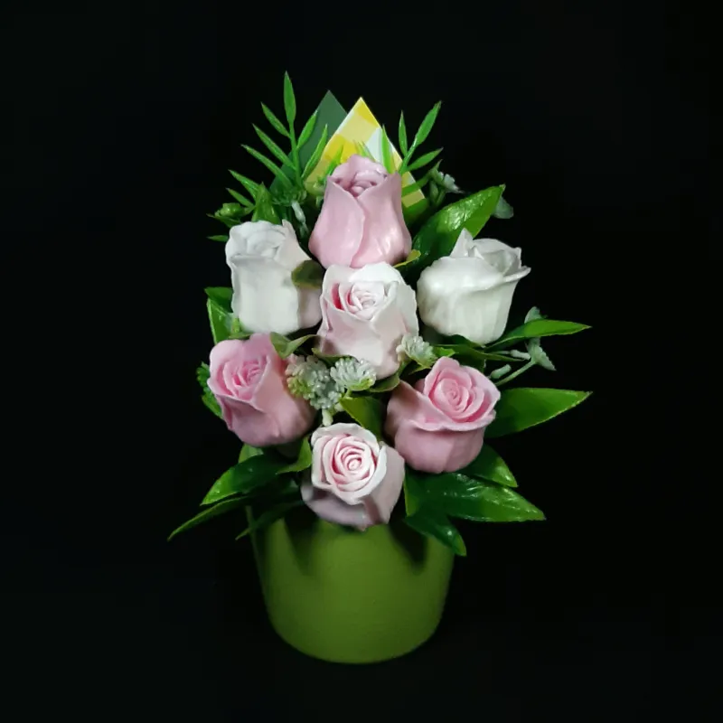 Ružičaste ruže u maloj keramičkoj saksiji