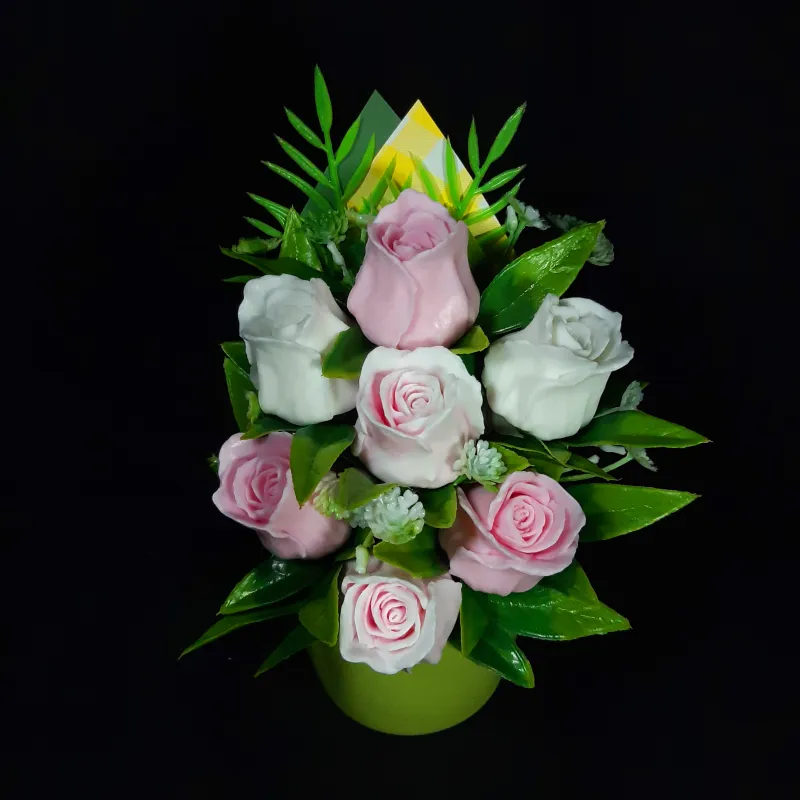 Ružičaste ruže u maloj keramičkoj saksiji