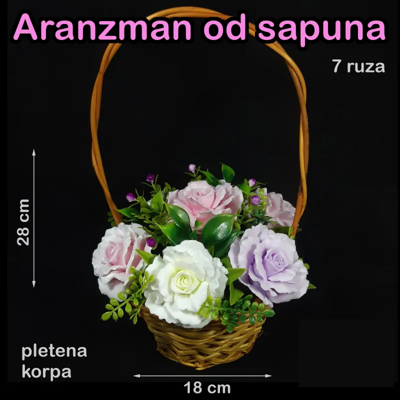 Sedam pastelnih ruža u pletenoj korpi