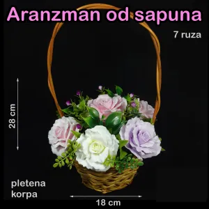 Sedam_pastelnih_ruza_u_pletenoj_korpi_0.jpg