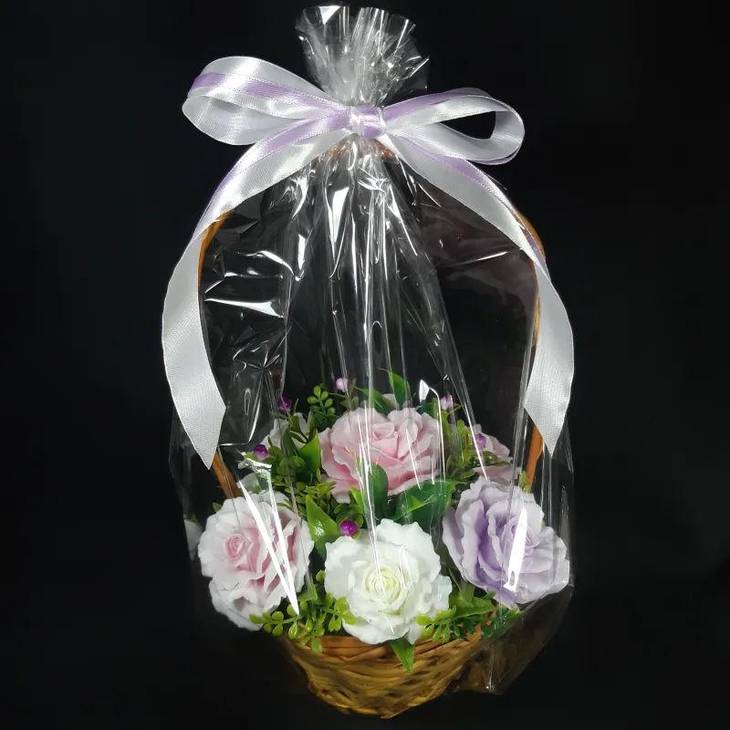 Sedam pastelnih ruža u pletenoj korpi