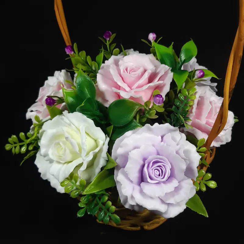 Sedam pastelnih ruža u pletenoj korpi
