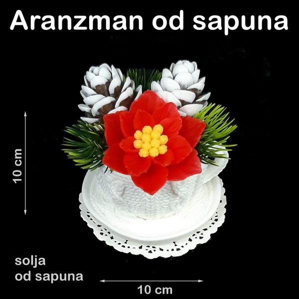 Bela šolja sa crvenom božičnom zvezdom i šišarkama