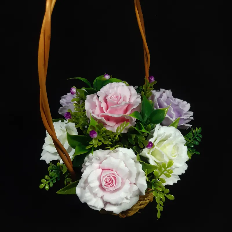 Sedam pastelnih ruža u pletenoj korpi