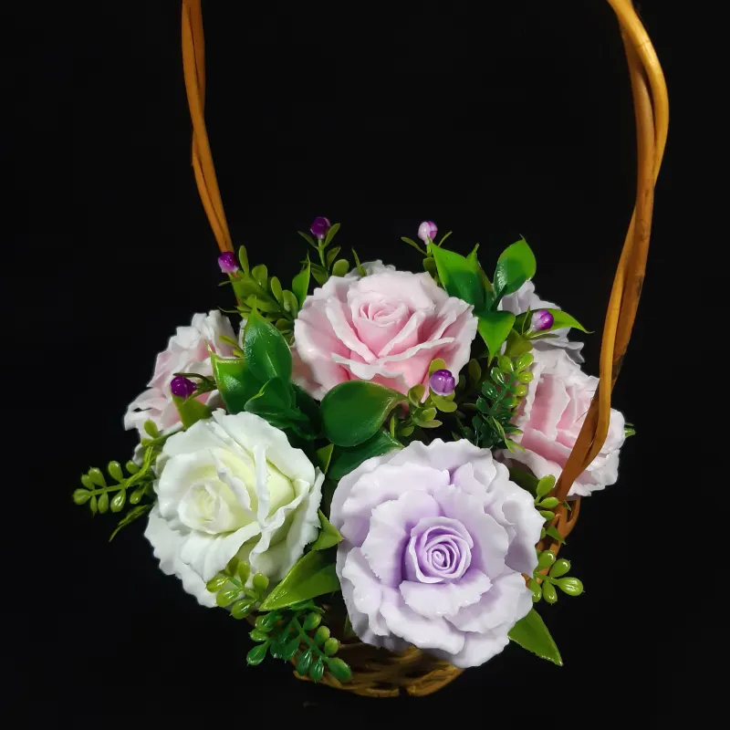 Sedam pastelnih ruža u pletenoj korpi
