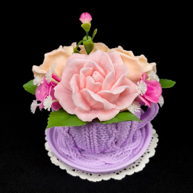 Ljubičasta šoljica sa ružama od sapuna