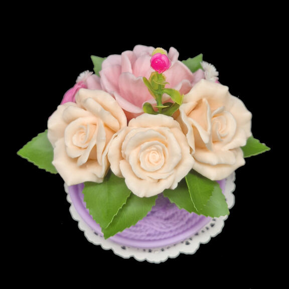 Ljubičasta šoljica sa ružama od sapuna