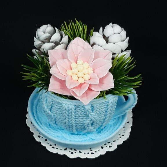 Plava šolja sa božičnom zvezdom i šišarkama