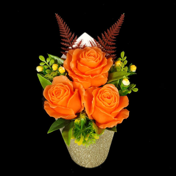 3 narandžaste ruže u zlatnoj kartonskoj saksiji