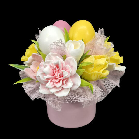 Aranžman za Uskrs u rozovoj saksiji