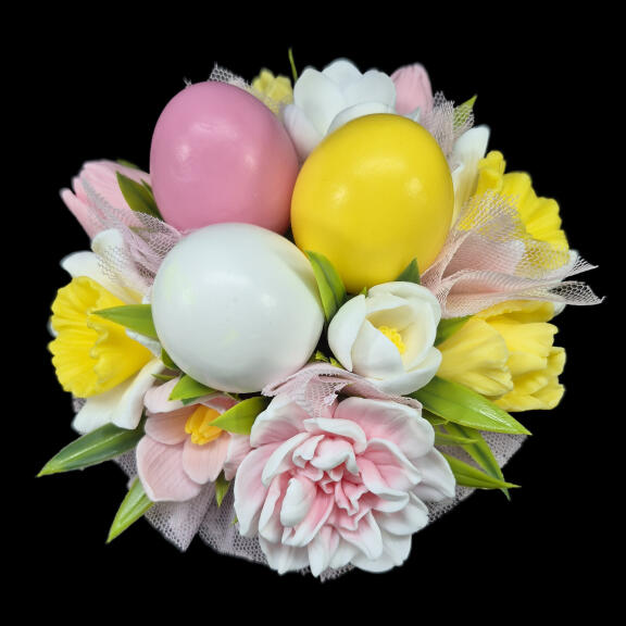 Aranžman za Uskrs u rozovoj saksiji