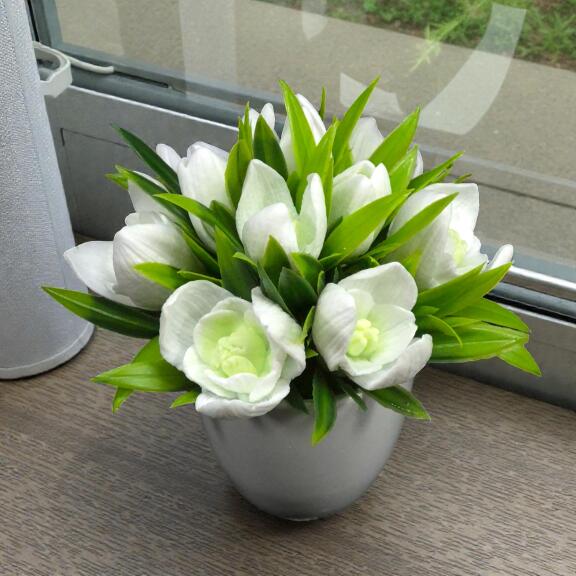 Buket preslatkih visibaba u keramičkoj saksiji