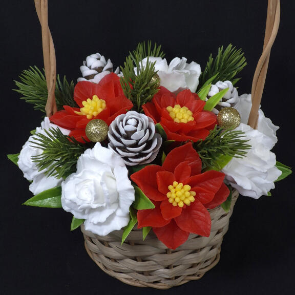 Božične zvezde, ruže i šišarke - velika praznična korpa od sapuna