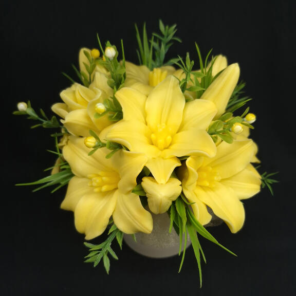 Efektan aranžman od žutih ljiljana