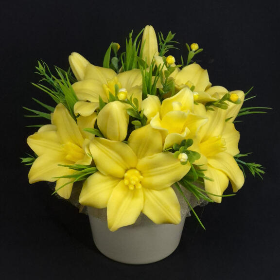 Efektan aranžman od žutih ljiljana