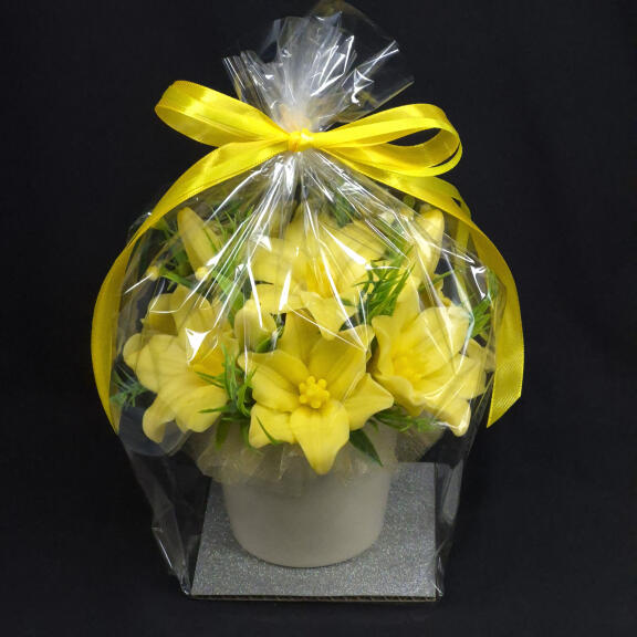 Efektan aranžman od žutih ljiljana