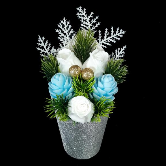 Aranžman u srebrnoj saksiji - bele ruže, plave šišarke